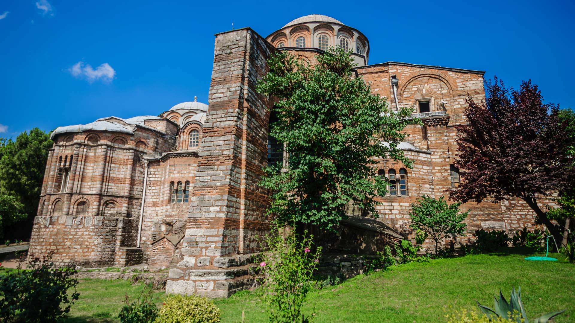 Exterior view of Chora Church (Kariye Camii) in Istanbul showing the Palaiologan brickwork and domes - Εκκλησία της Χώρας στην Κωνσταντινούπολη